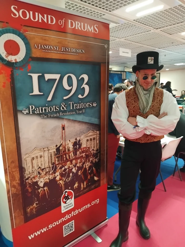 Jason St Just posant à côté de son kakémono sur le jeu 1793 – Traîtres et Patriotes