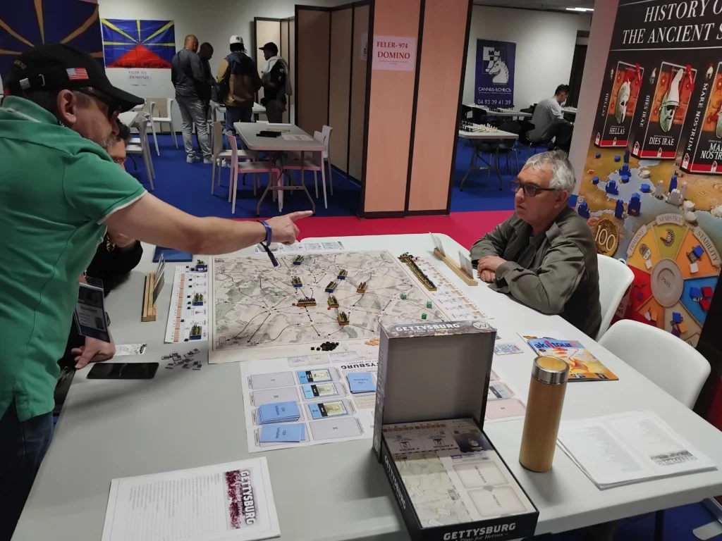 Sébastien Riou en pleine explication du jeu Gettysburg Sébastien Riou explaining the Gettysburg game