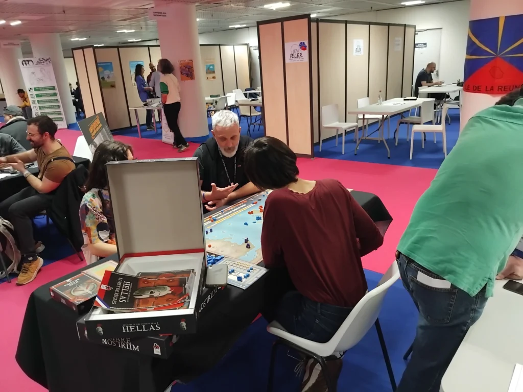 Uwe Walentin en pleine partie de Hellas avec deux autres personnes Uwe Walentin in the middle of a Hellas game with two other people
